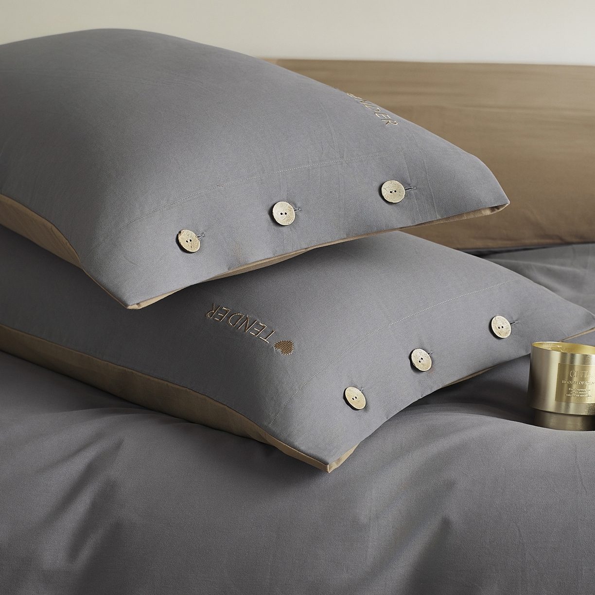 91家纺网 家纺一手货源 找家纺 艾咪-Amy ntmy 2025轻奢高级感纽扣款全棉纯棉加厚磨毛刺绣四件套 漫月灰咖