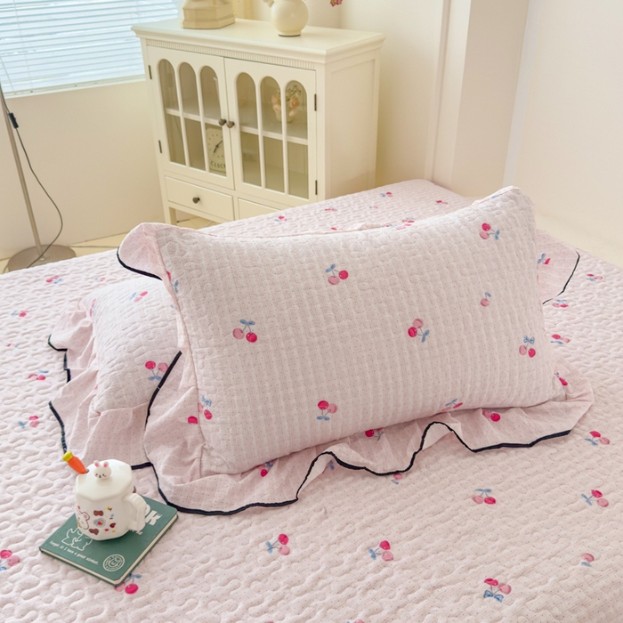 91家纺网 家纺一手货源 找家纺 小萌虎 2025新款A类云感原麻双层纱花边床盖三件套 樱桃格【花边款】