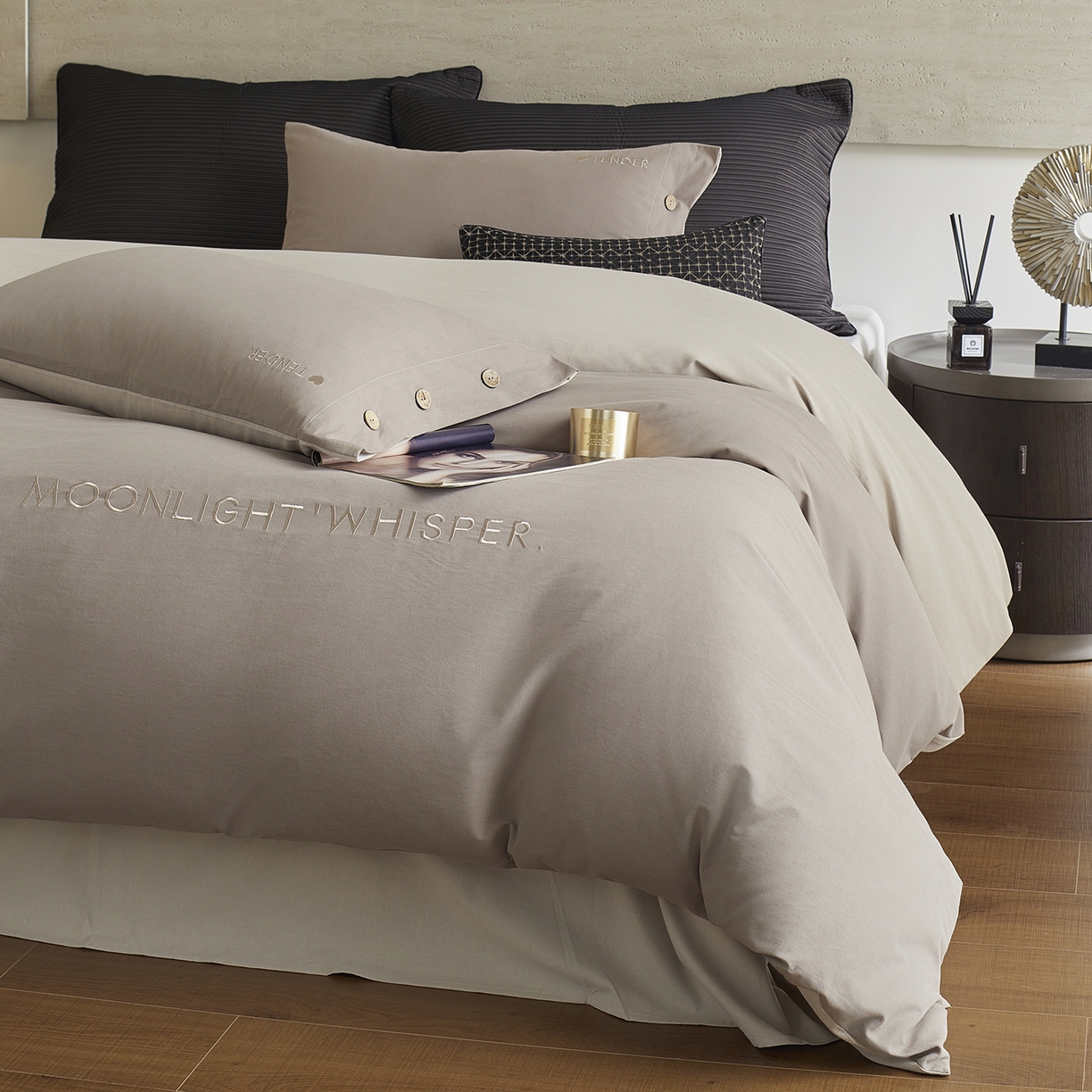 91家纺网 家纺一手货源 找家纺 艾咪-Amy ntmy 2025轻奢高级感纽扣款全棉纯棉加厚磨毛刺绣四件套 漫月灰米