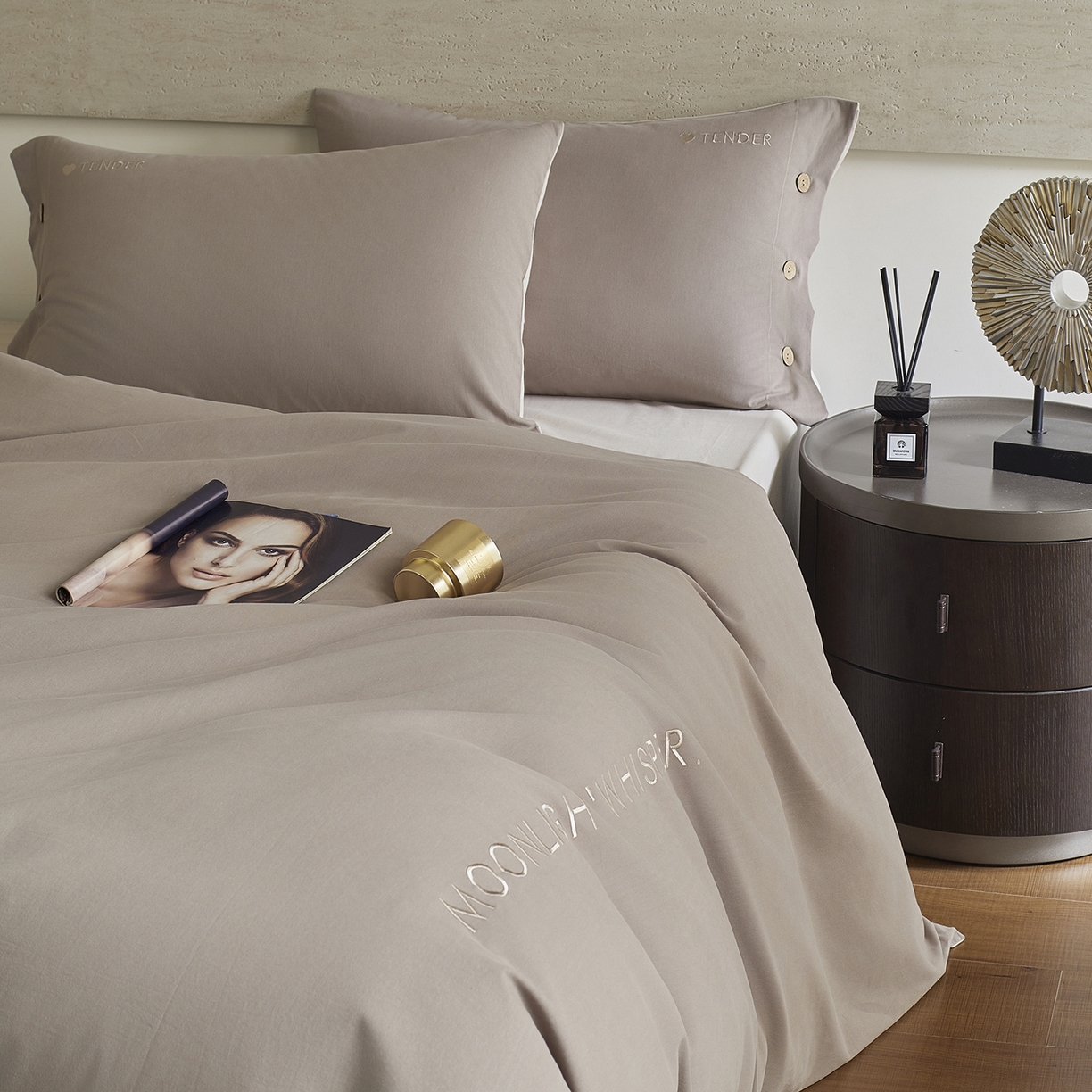 91家纺网 家纺一手货源 找家纺 艾咪-Amy ntmy 2025轻奢高级感纽扣款全棉纯棉加厚磨毛刺绣四件套 漫月灰米