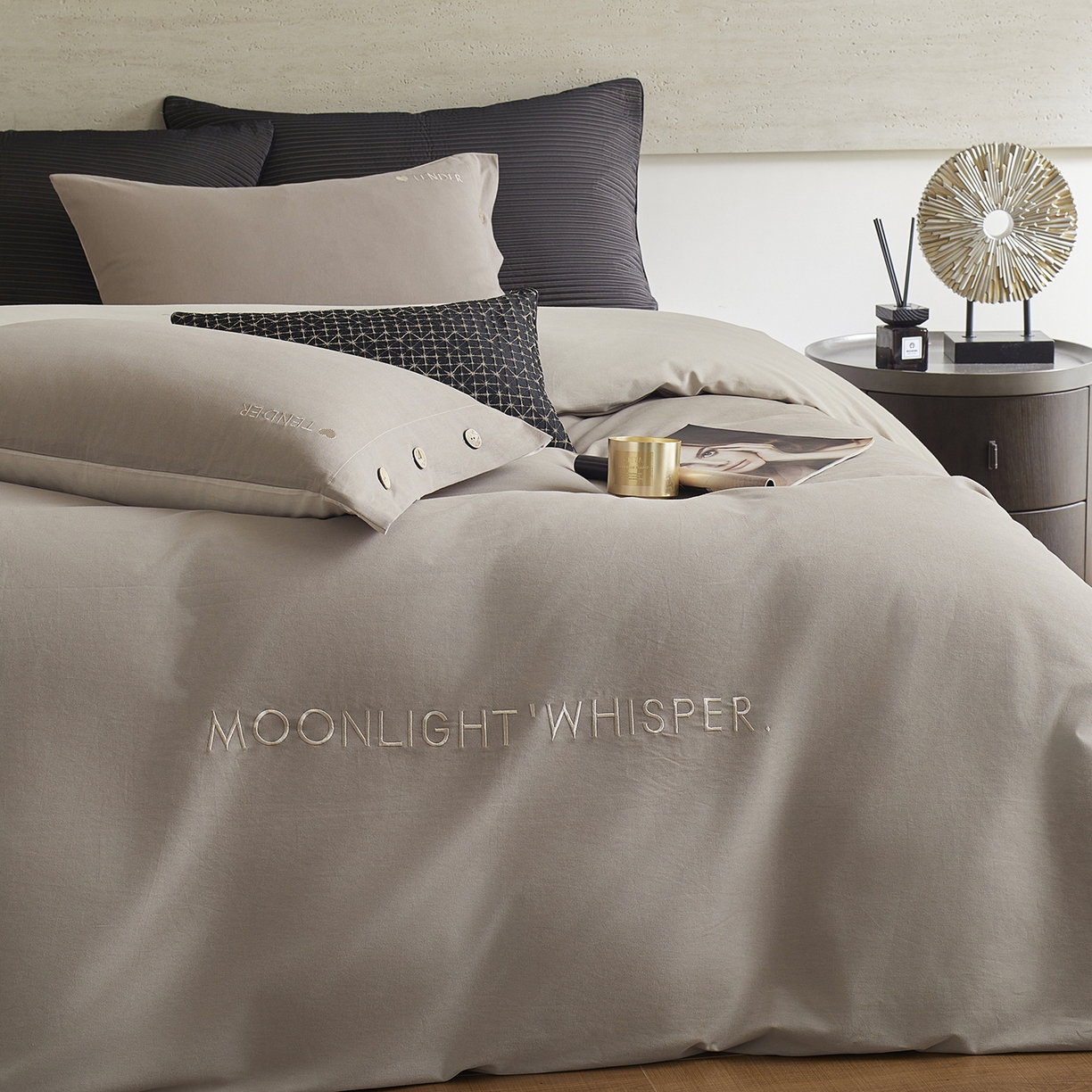 91家纺网 家纺一手货源 找家纺 艾咪-Amy ntmy 2025轻奢高级感纽扣款全棉纯棉加厚磨毛刺绣四件套 漫月灰米