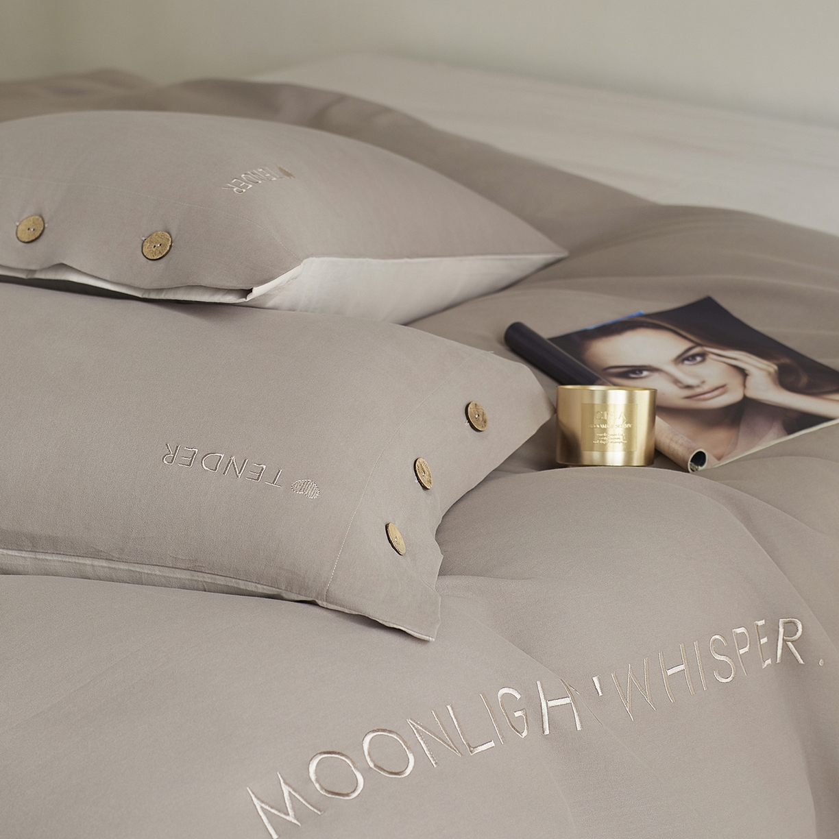 91家纺网 家纺一手货源 找家纺 艾咪-Amy ntmy 2025轻奢高级感纽扣款全棉纯棉加厚磨毛刺绣四件套 漫月灰米