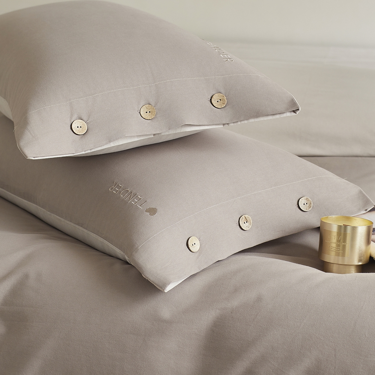 91家纺网 家纺一手货源 找家纺 艾咪-Amy ntmy 2025轻奢高级感纽扣款全棉纯棉加厚磨毛刺绣四件套 漫月灰米