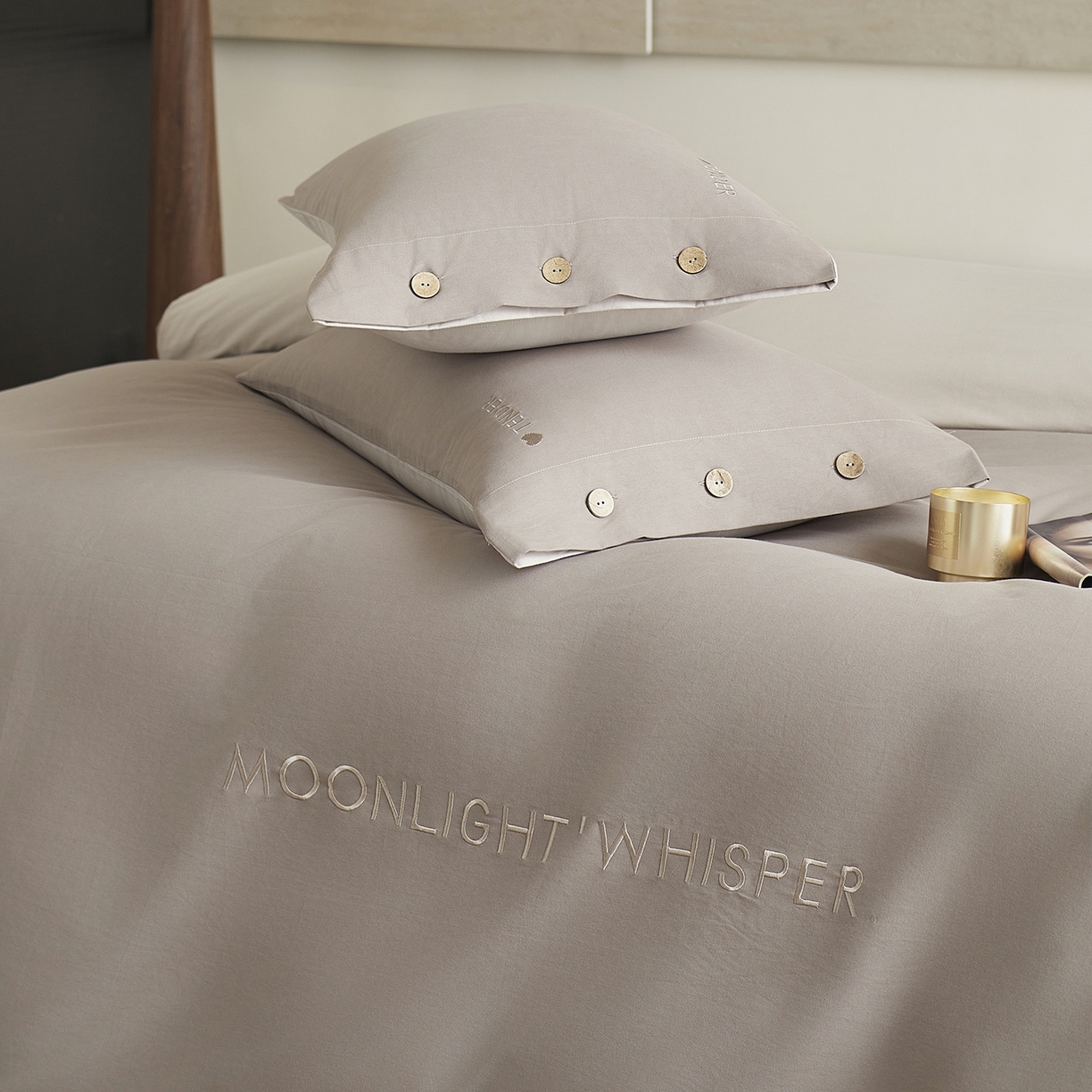 91家纺网 家纺一手货源 找家纺 艾咪-Amy ntmy 2025轻奢高级感纽扣款全棉纯棉加厚磨毛刺绣四件套 漫月灰米