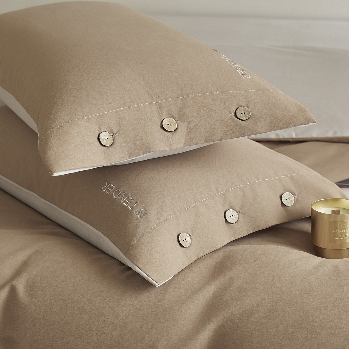 91家纺网 家纺一手货源 找家纺 艾咪-Amy ntmy 2025轻奢高级感纽扣款全棉纯棉加厚磨毛刺绣四件套 漫月咖米