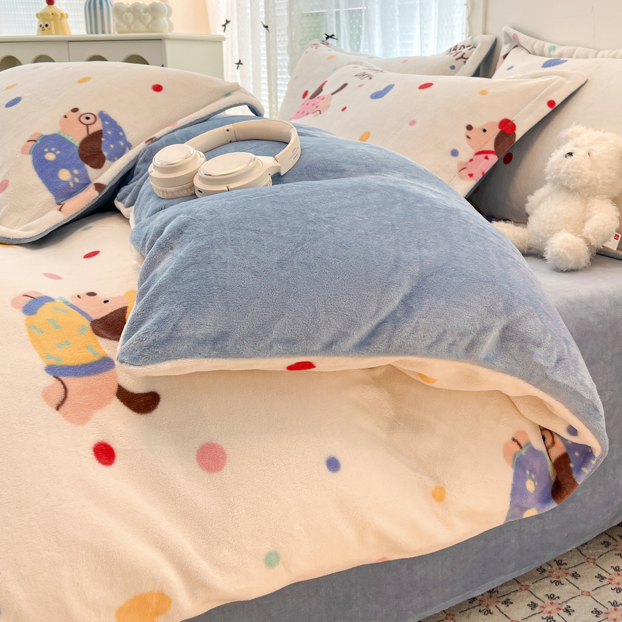 91家纺网 家纺一手货源 找家纺 启发 2025新款高克重小清新牛奶绒印花四件套 欢乐小狗