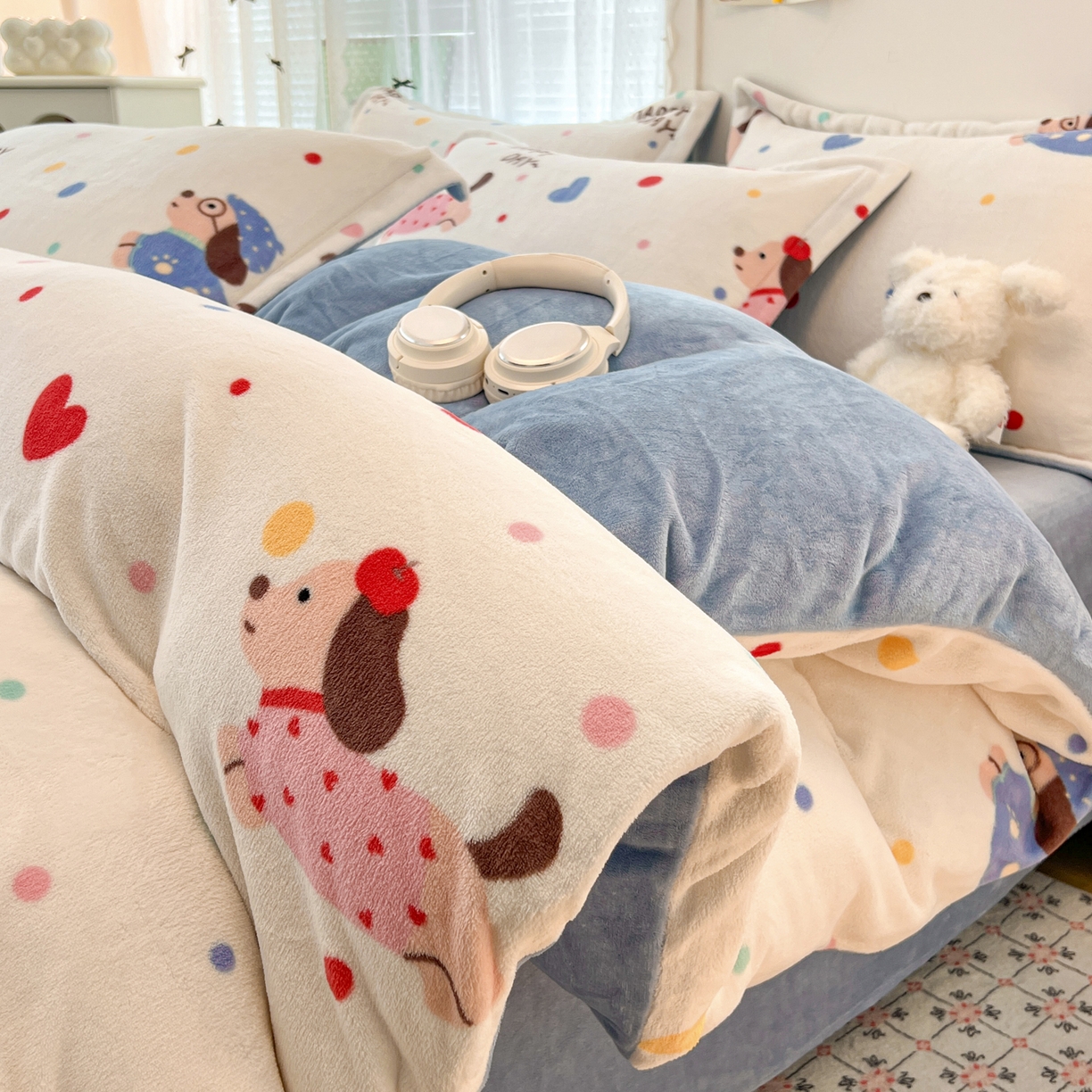 91家纺网 家纺一手货源 找家纺 启发 2025新款高克重小清新牛奶绒印花四件套 欢乐小狗