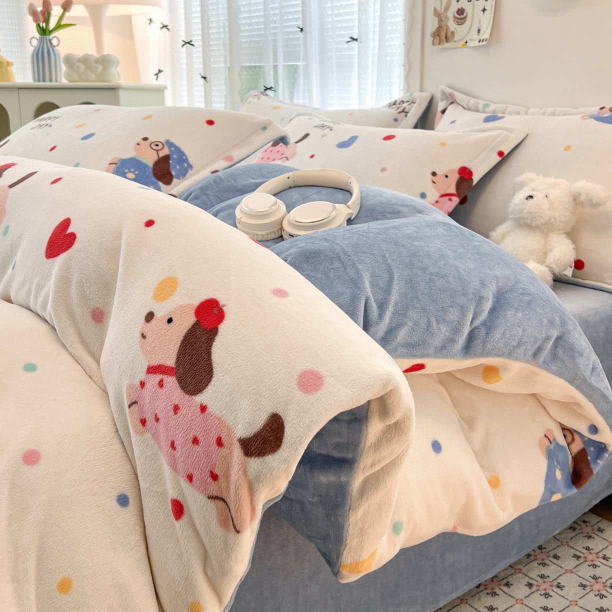 91家纺网 家纺一手货源 找家纺 启发 2025新款高克重小清新牛奶绒印花四件套 欢乐小狗