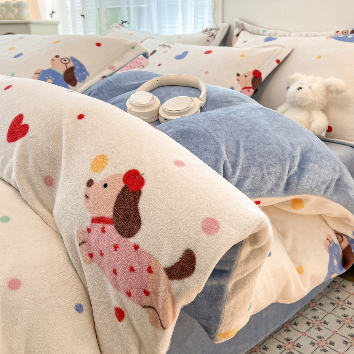 91家纺网 家纺一手货源 找家纺 启发 2025新款高克重小清新牛奶绒印花四件套 欢乐小狗