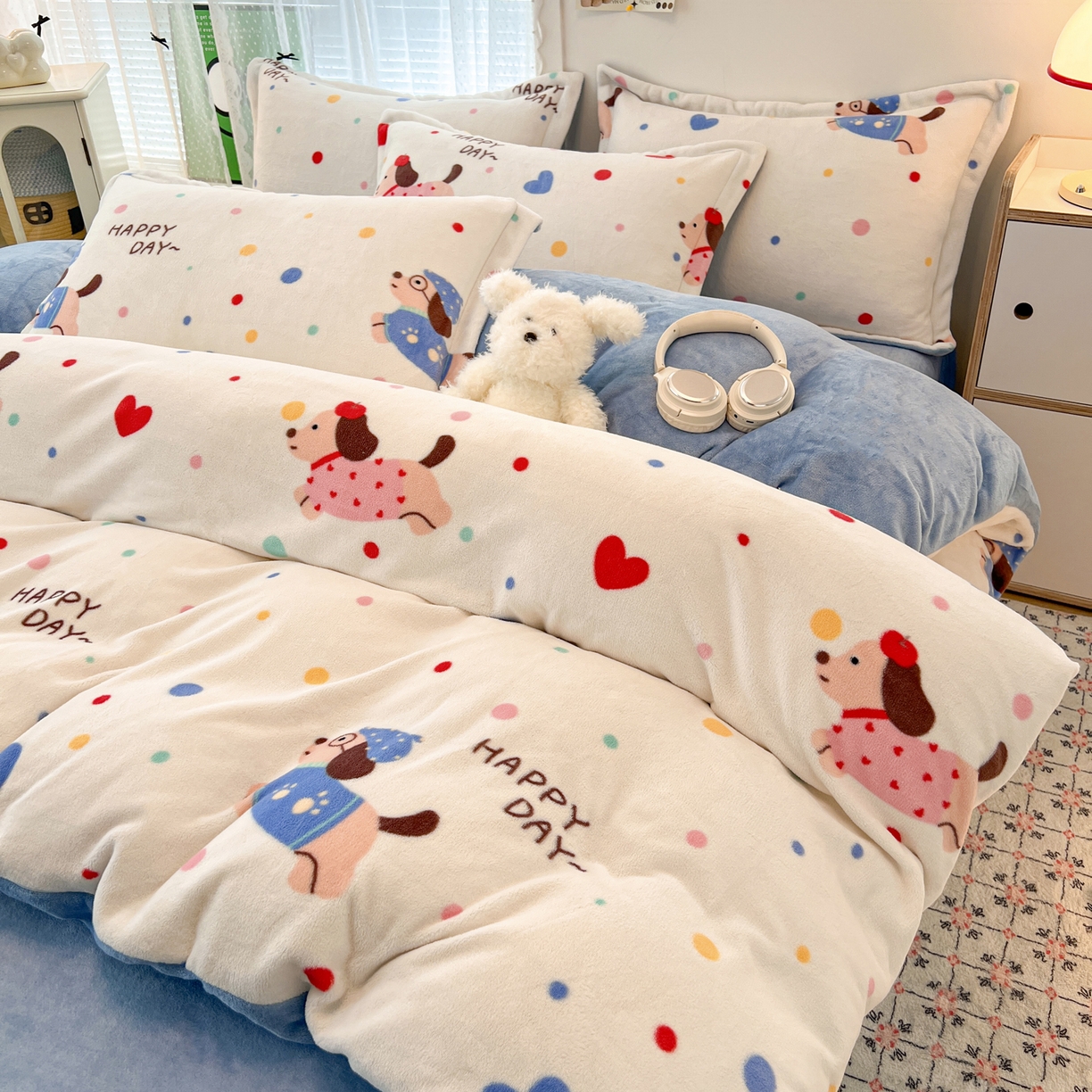 91家纺网 家纺一手货源 找家纺 启发 2025新款高克重小清新牛奶绒印花四件套 欢乐小狗