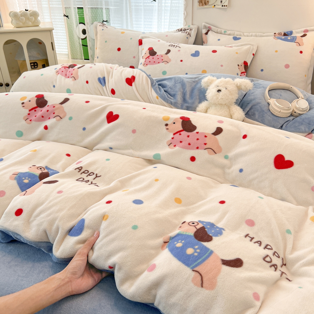 91家纺网 家纺一手货源 找家纺 启发 2025新款高克重小清新牛奶绒印花四件套 欢乐小狗