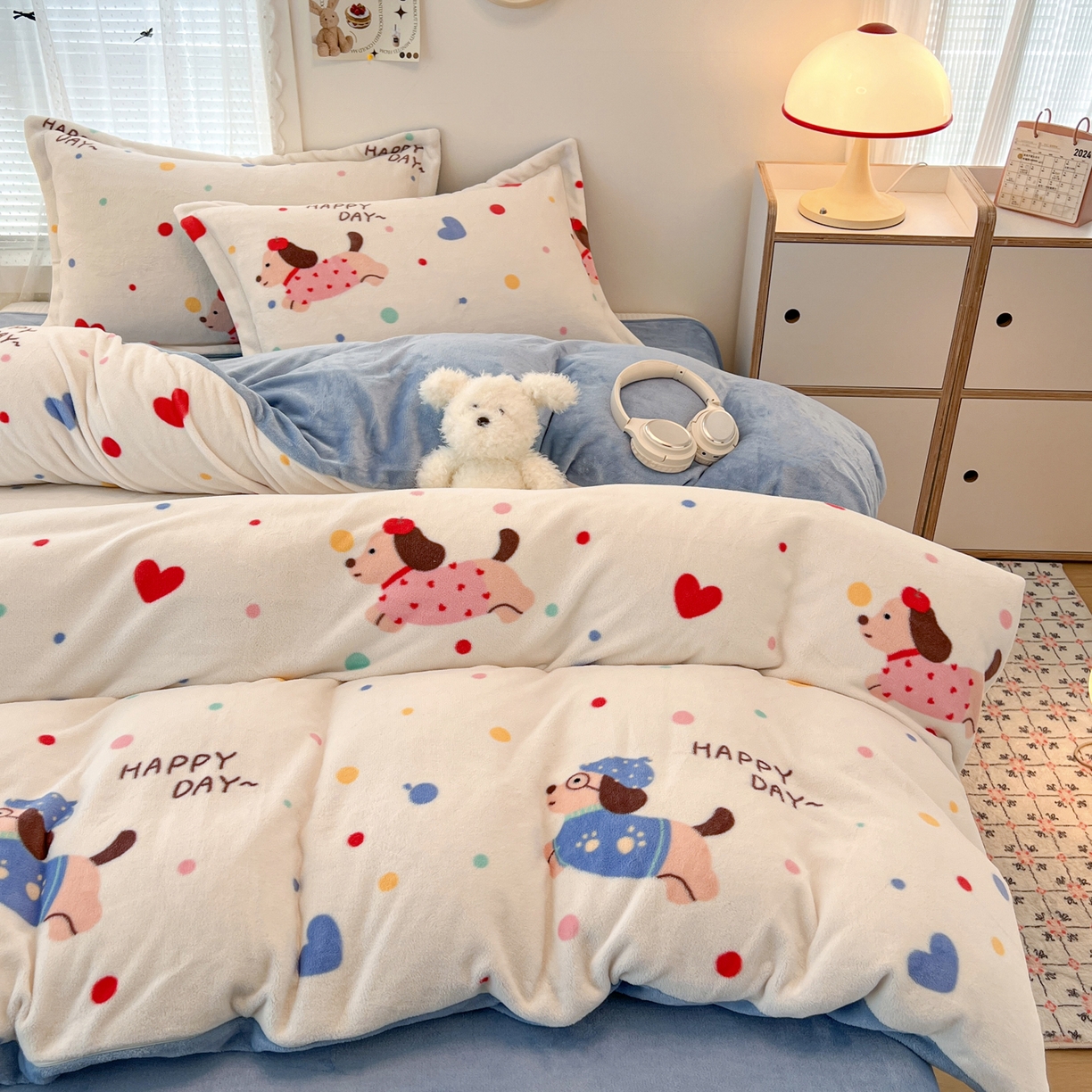 91家纺网 家纺一手货源 找家纺 启发 2025新款高克重小清新牛奶绒印花四件套 欢乐小狗