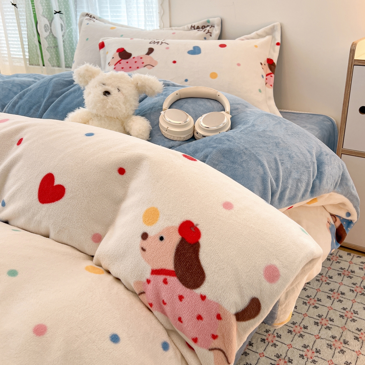 91家纺网 家纺一手货源 找家纺 启发 2025新款高克重小清新牛奶绒印花四件套 欢乐小狗