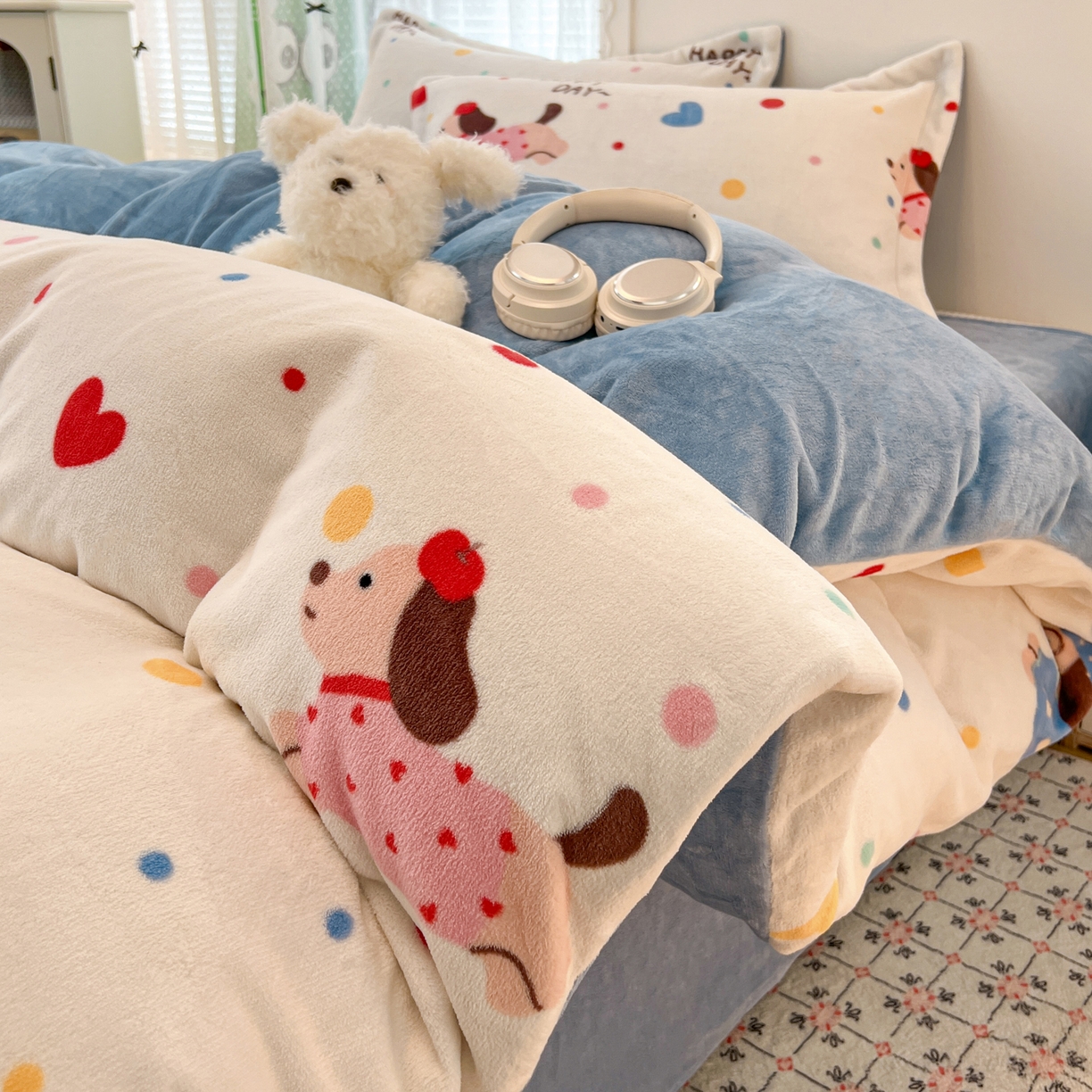 91家纺网 家纺一手货源 找家纺 启发 2025新款高克重小清新牛奶绒印花四件套 欢乐小狗