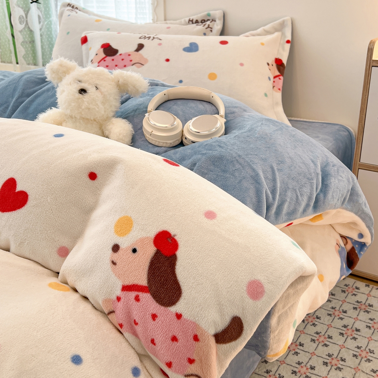 91家纺网 家纺一手货源 找家纺 启发 2025新款高克重小清新牛奶绒印花四件套 欢乐小狗