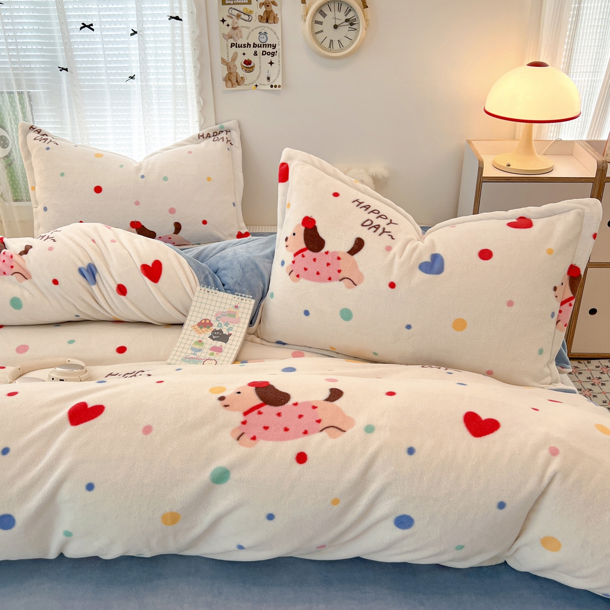 91家纺网 家纺一手货源 找家纺 启发 2025新款高克重小清新牛奶绒印花四件套 欢乐小狗