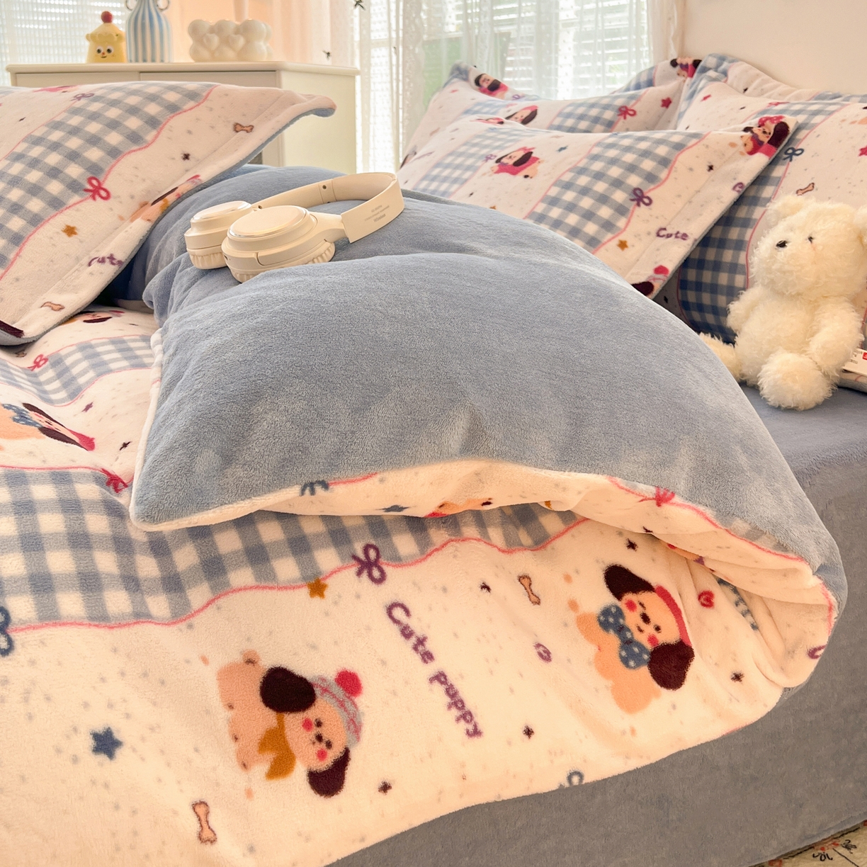 91家纺网 家纺一手货源 找家纺 启发 2025新款高克重小清新牛奶绒印花四件套 快乐狗狗