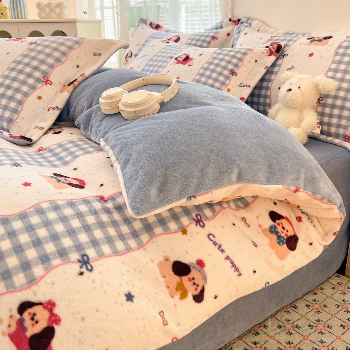 91家纺网 家纺一手货源 找家纺 启发 2025新款高克重小清新牛奶绒印花四件套 快乐狗狗