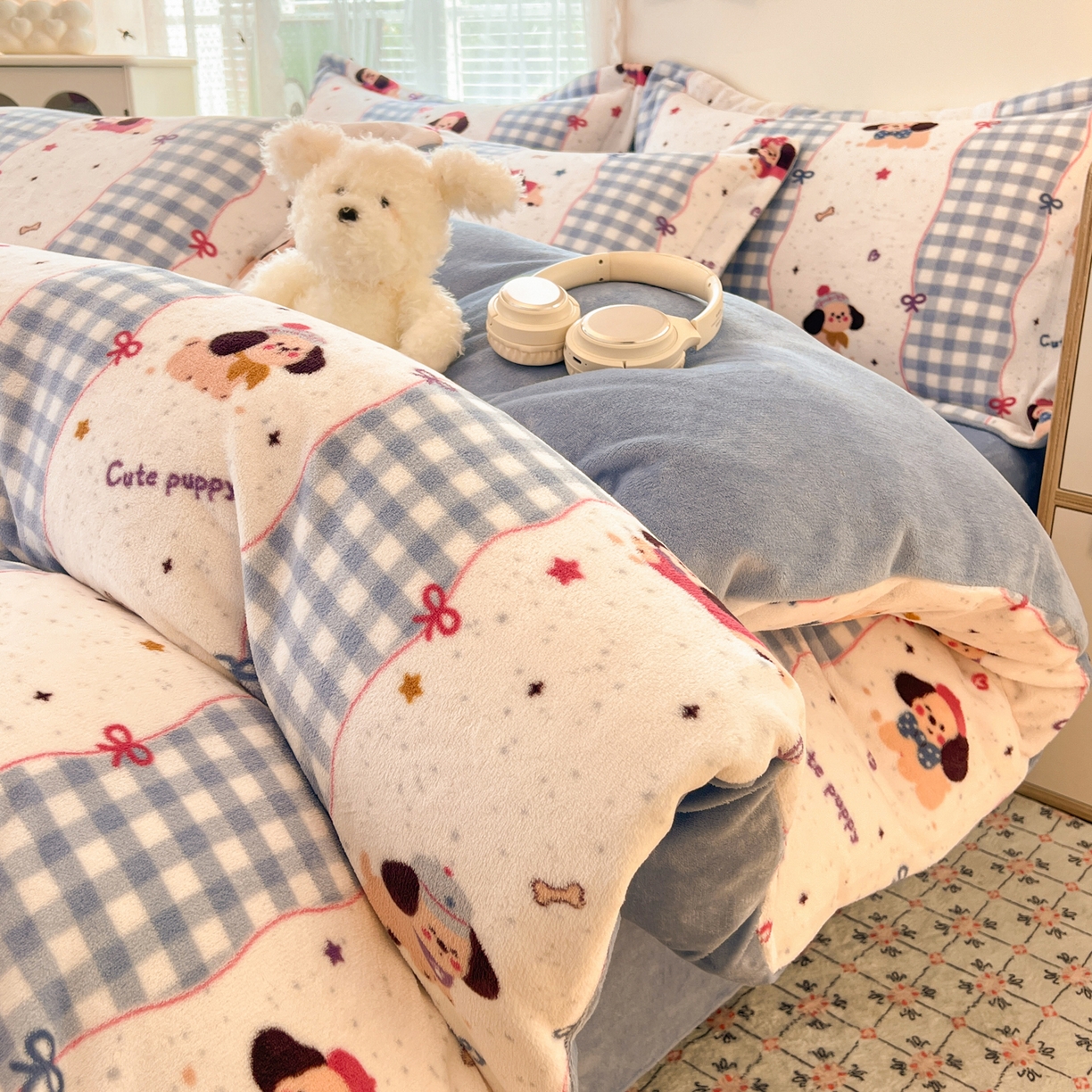 91家纺网 家纺一手货源 找家纺 启发 2025新款高克重小清新牛奶绒印花四件套 快乐狗狗