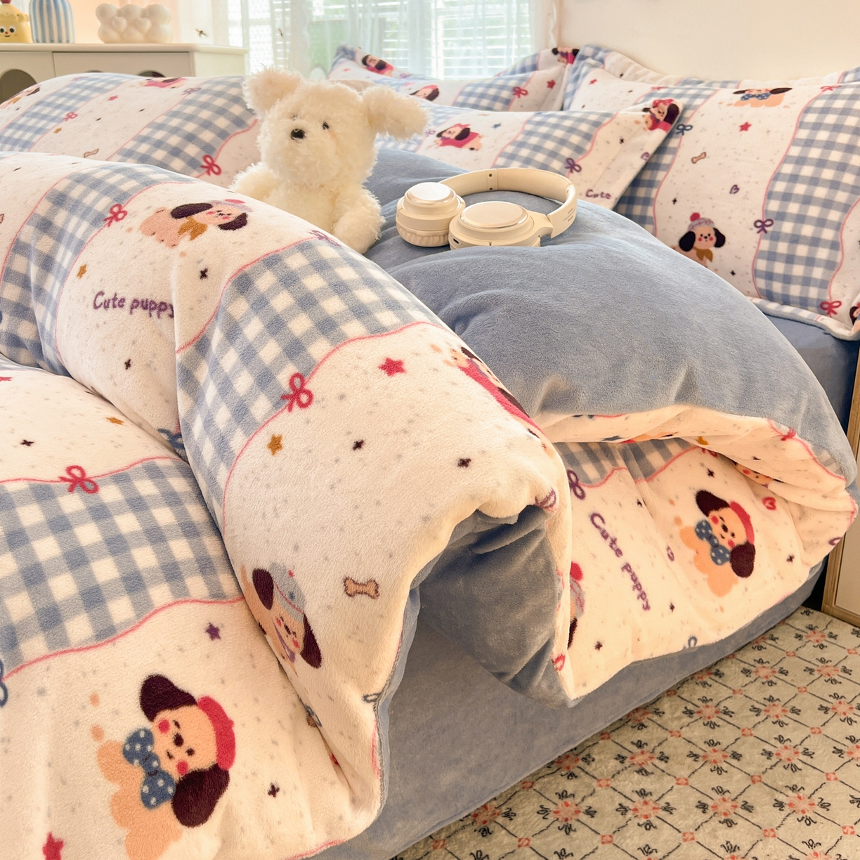 91家纺网 家纺一手货源 找家纺 启发 2025新款高克重小清新牛奶绒印花四件套 快乐狗狗