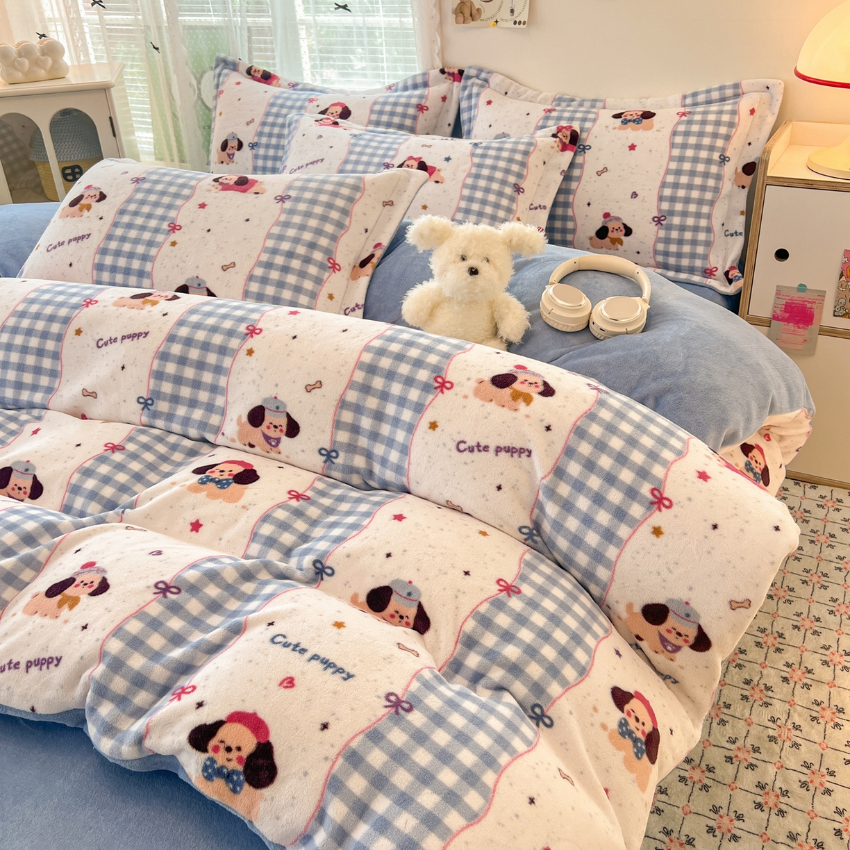 91家纺网 家纺一手货源 找家纺 启发 2025新款高克重小清新牛奶绒印花四件套 快乐狗狗