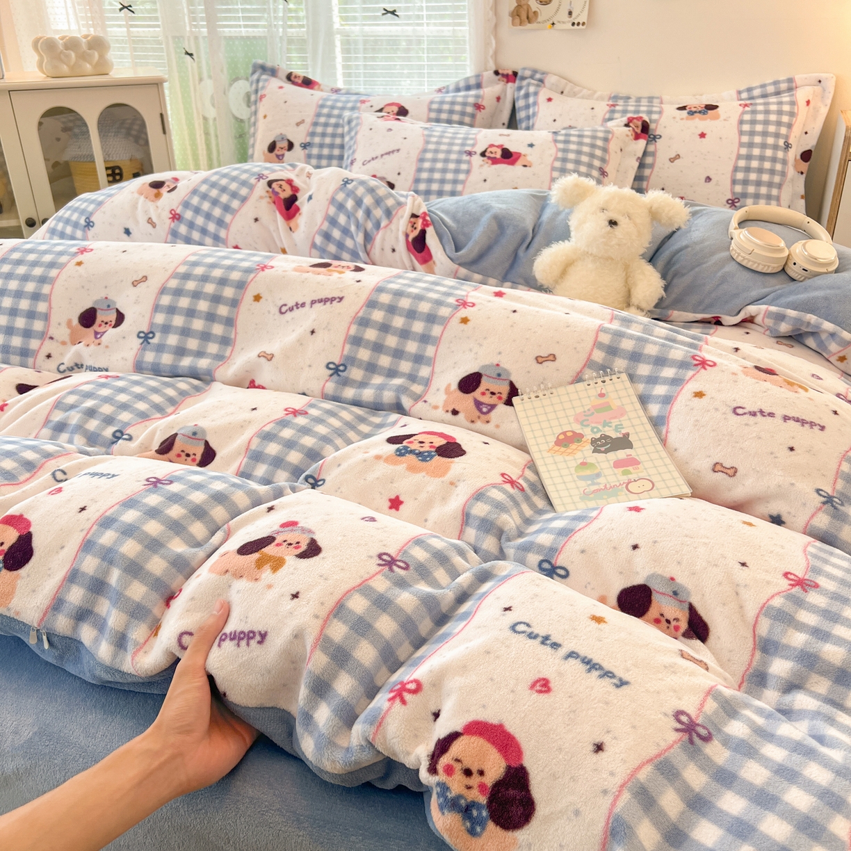 91家纺网 家纺一手货源 找家纺 启发 2025新款高克重小清新牛奶绒印花四件套 快乐狗狗