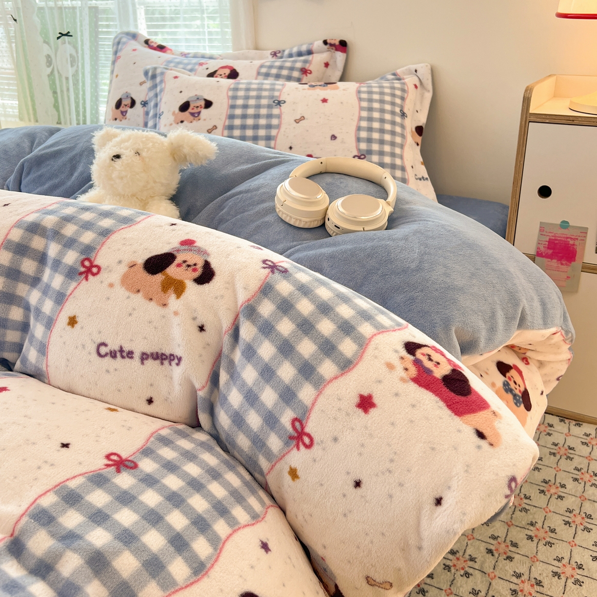 91家纺网 家纺一手货源 找家纺 启发 2025新款高克重小清新牛奶绒印花四件套 快乐狗狗