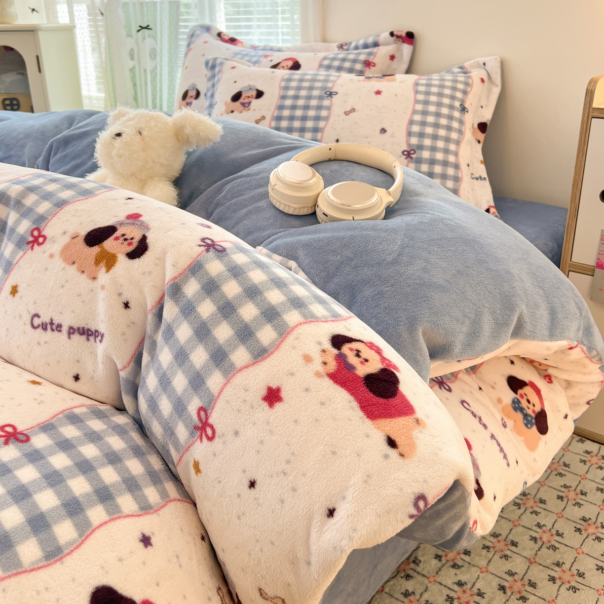 91家纺网 家纺一手货源 找家纺 启发 2025新款高克重小清新牛奶绒印花四件套 快乐狗狗