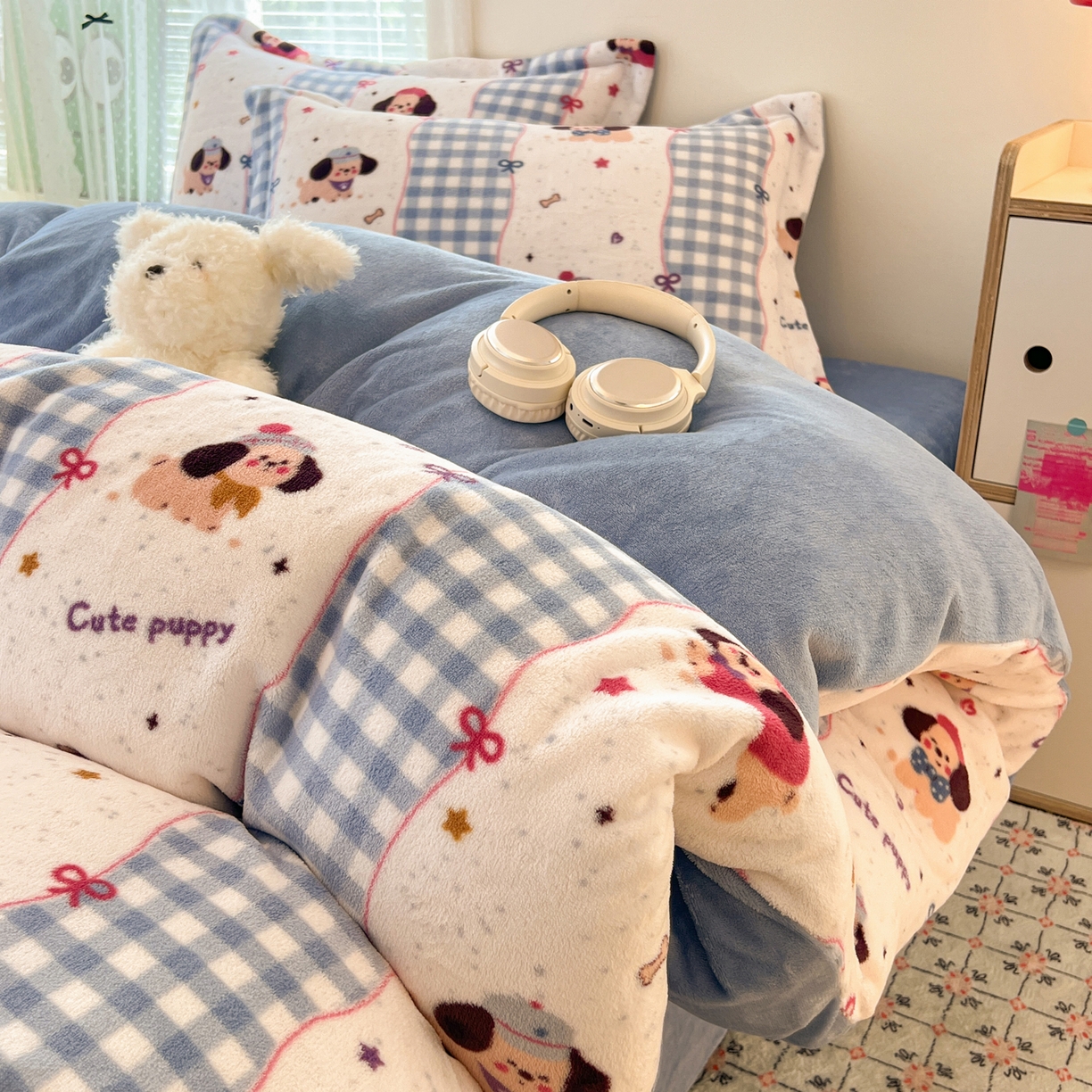 91家纺网 家纺一手货源 找家纺 启发 2025新款高克重小清新牛奶绒印花四件套 快乐狗狗