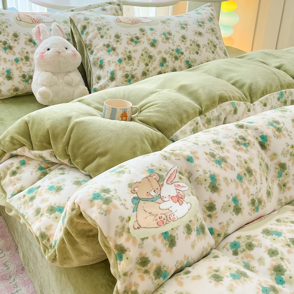 91家纺网 家纺一手货源 找家纺 启发 2025新款高克重小清新牛奶绒印花四件套 蓝风铃-绿