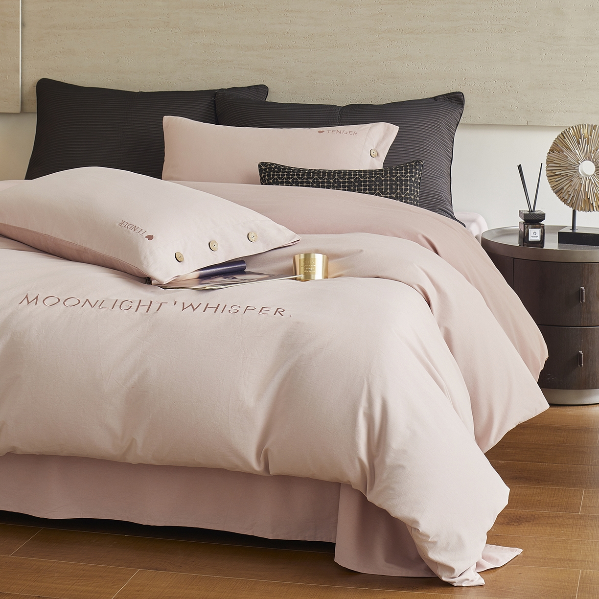 91家纺网 家纺一手货源 找家纺 艾咪-Amy ntmy 2025轻奢高级感纽扣款全棉纯棉加厚磨毛刺绣四件套 漫月桃粉