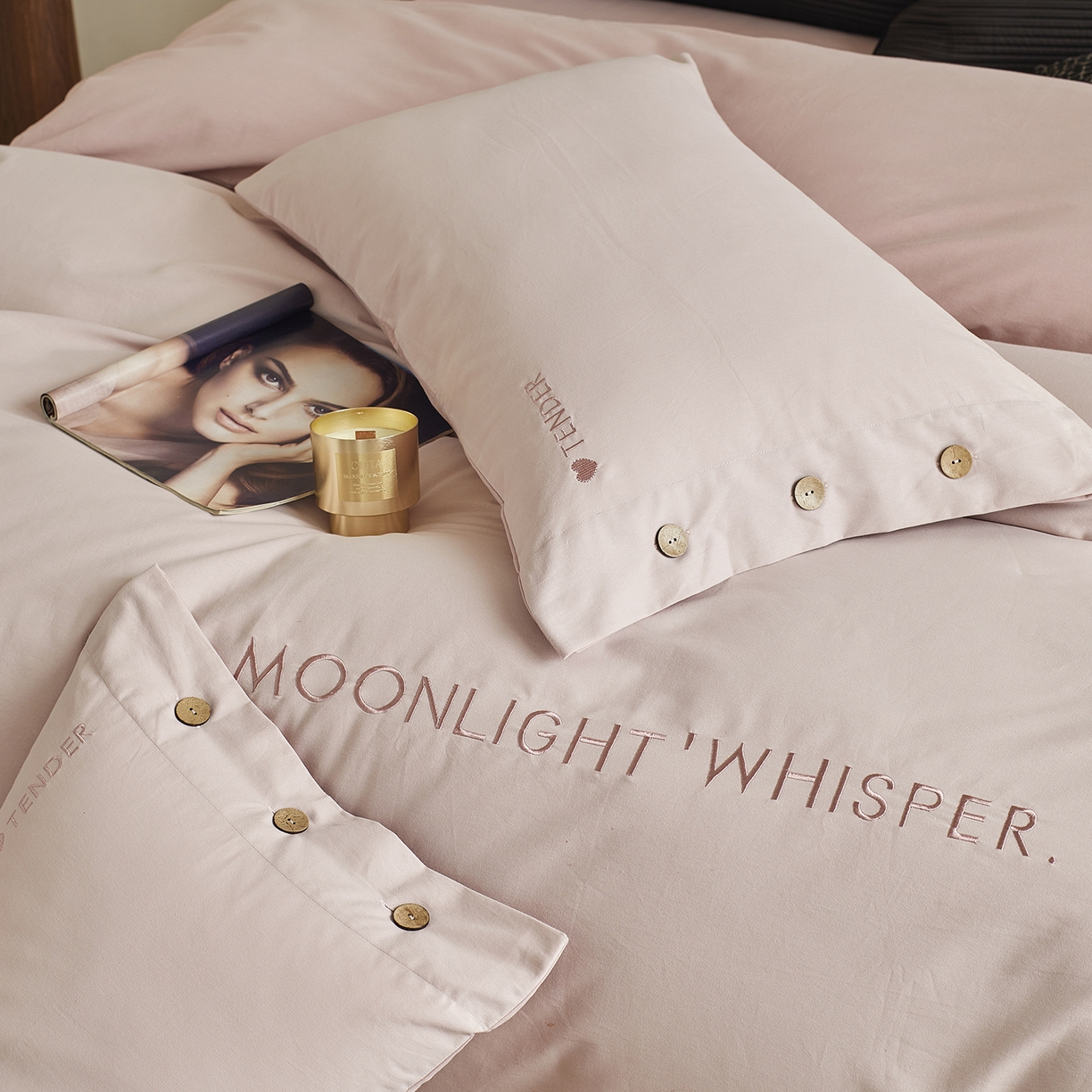 91家纺网 家纺一手货源 找家纺 艾咪-Amy ntmy 2025轻奢高级感纽扣款全棉纯棉加厚磨毛刺绣四件套 漫月桃粉