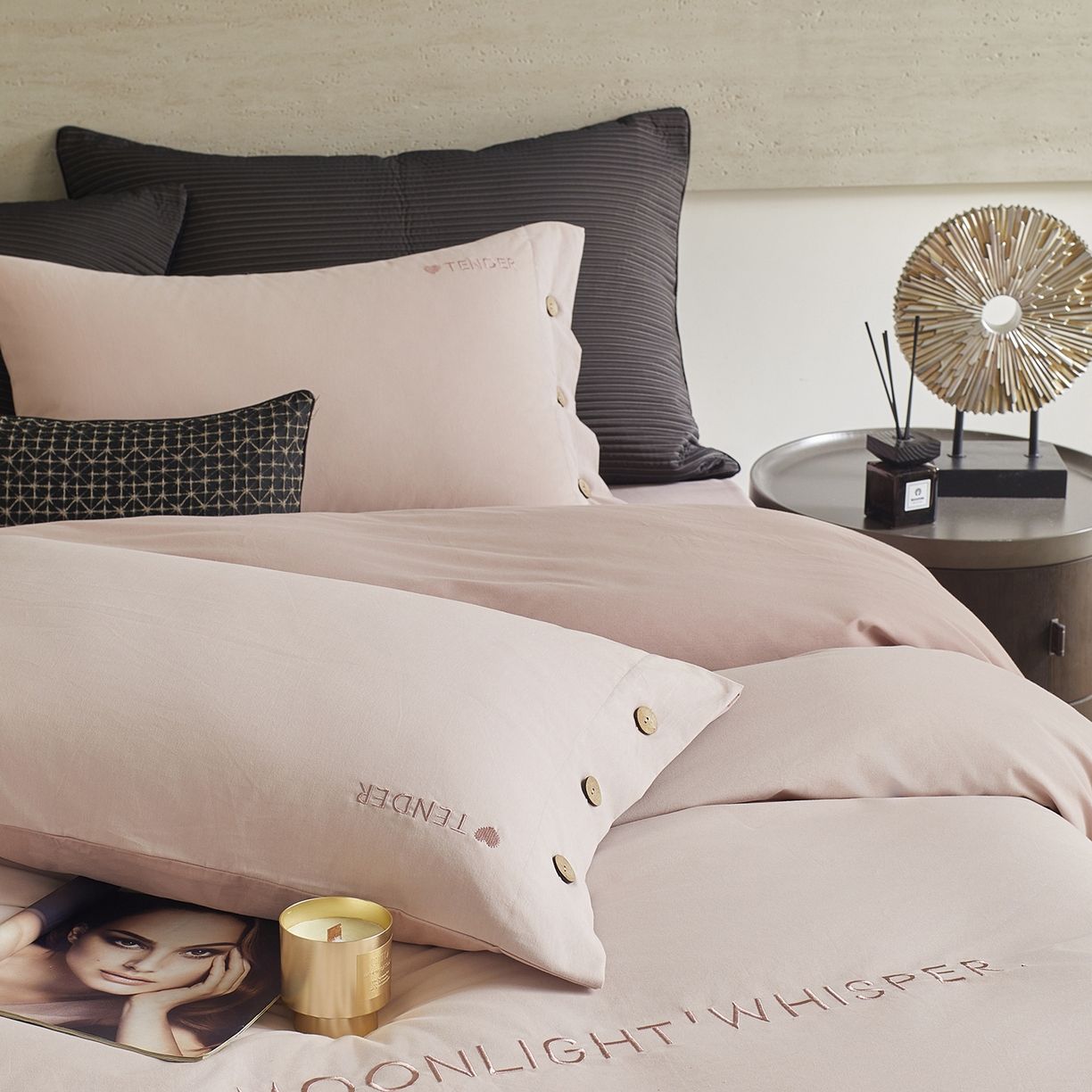 91家纺网 家纺一手货源 找家纺 艾咪-Amy ntmy 2025轻奢高级感纽扣款全棉纯棉加厚磨毛刺绣四件套 漫月桃粉