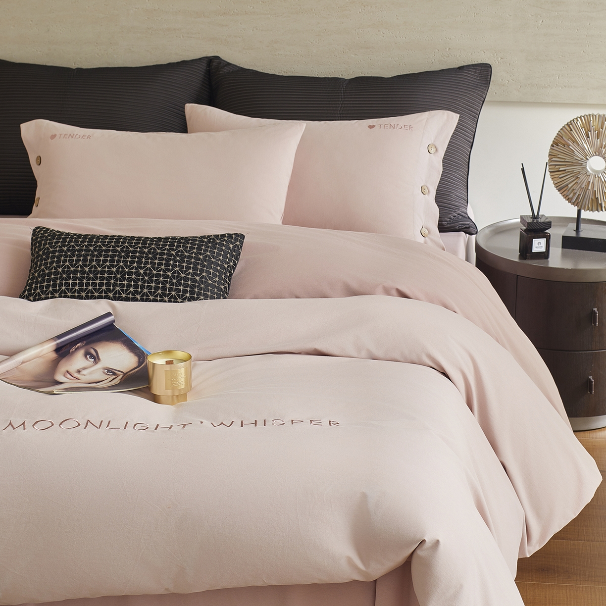 91家纺网 家纺一手货源 找家纺 艾咪-Amy ntmy 2025轻奢高级感纽扣款全棉纯棉加厚磨毛刺绣四件套 漫月桃粉