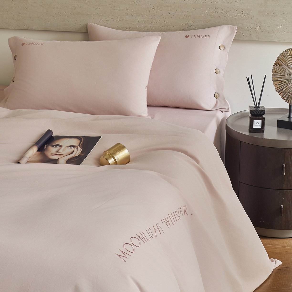 91家纺网 家纺一手货源 找家纺 艾咪-Amy ntmy 2025轻奢高级感纽扣款全棉纯棉加厚磨毛刺绣四件套 漫月桃粉