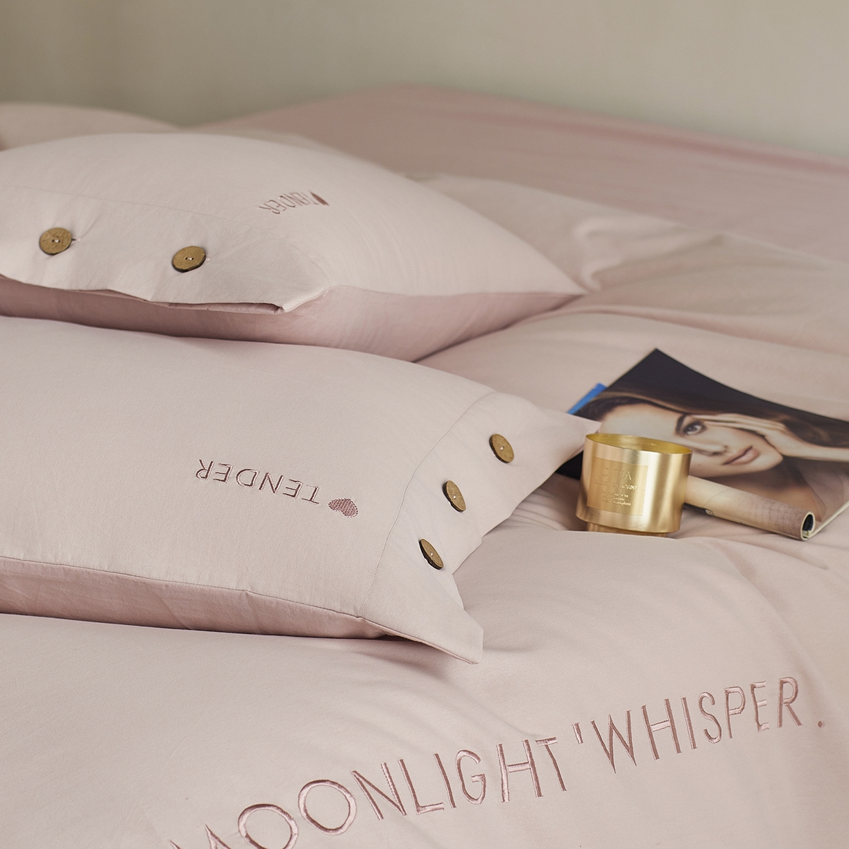 91家纺网 家纺一手货源 找家纺 艾咪-Amy ntmy 2025轻奢高级感纽扣款全棉纯棉加厚磨毛刺绣四件套 漫月桃粉