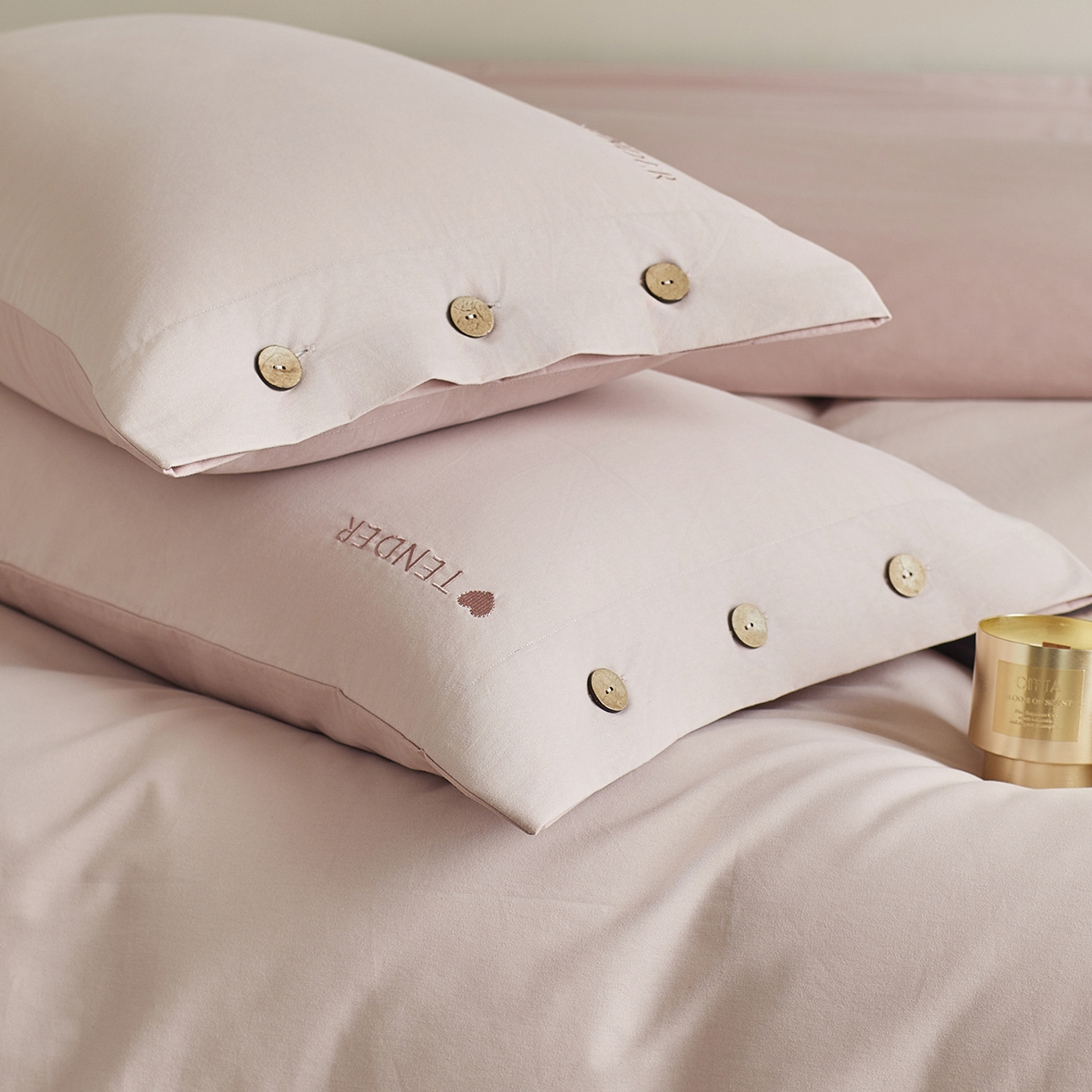 91家纺网 家纺一手货源 找家纺 艾咪-Amy ntmy 2025轻奢高级感纽扣款全棉纯棉加厚磨毛刺绣四件套 漫月桃粉