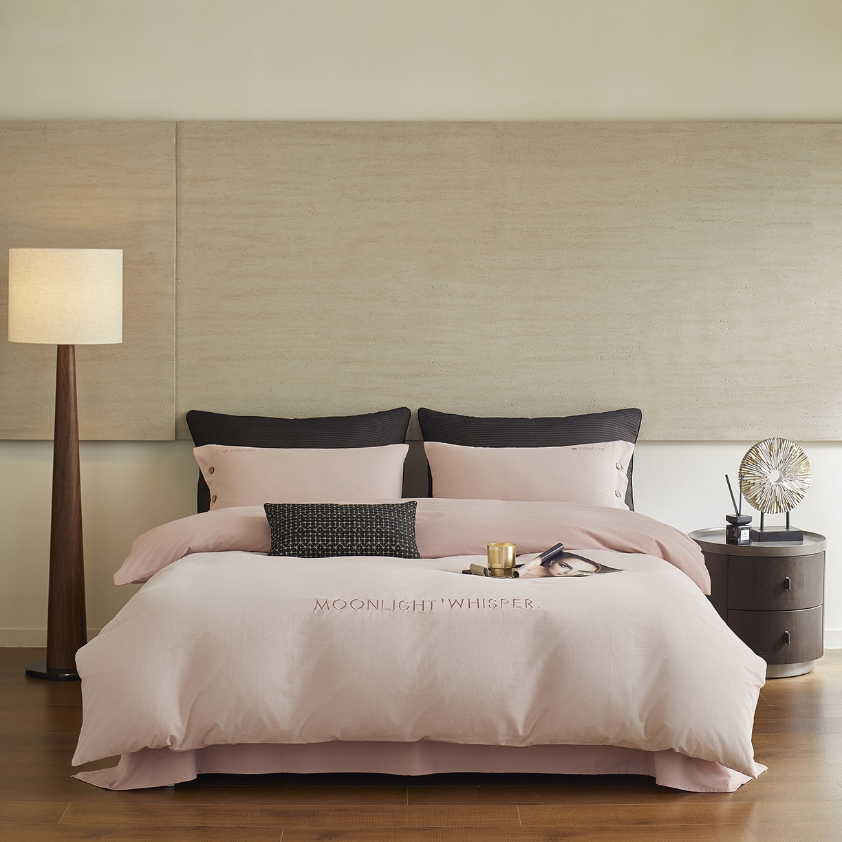 91家纺网 家纺一手货源 找家纺 艾咪-Amy ntmy 2025轻奢高级感纽扣款全棉纯棉加厚磨毛刺绣四件套 漫月桃粉