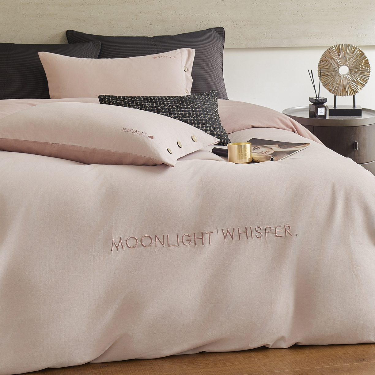 91家纺网 家纺一手货源 找家纺 艾咪-Amy ntmy 2025轻奢高级感纽扣款全棉纯棉加厚磨毛刺绣四件套 漫月桃粉