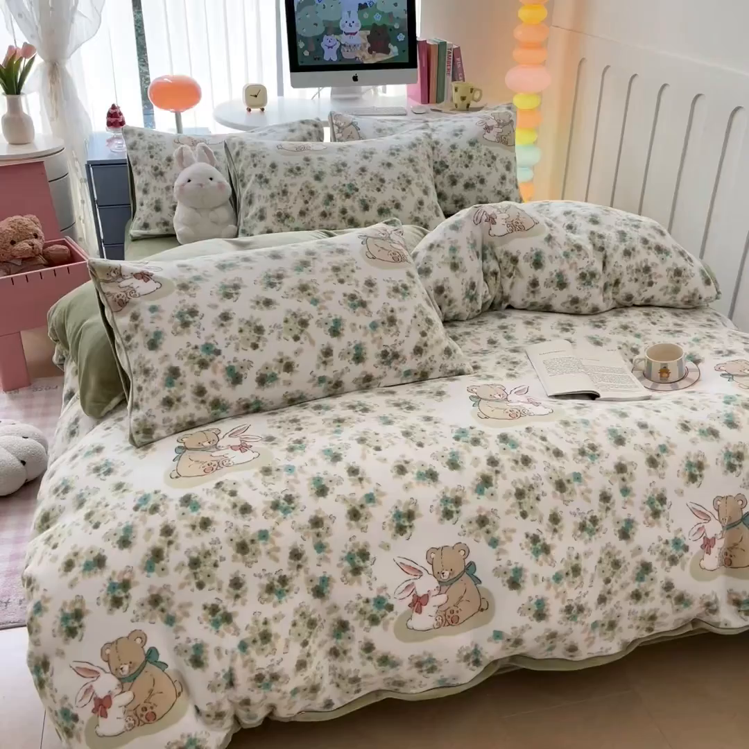 91家纺网 家纺一手货源 找家纺 启发 2025新款高克重小清新牛奶绒印花四件套 蓝风铃-绿