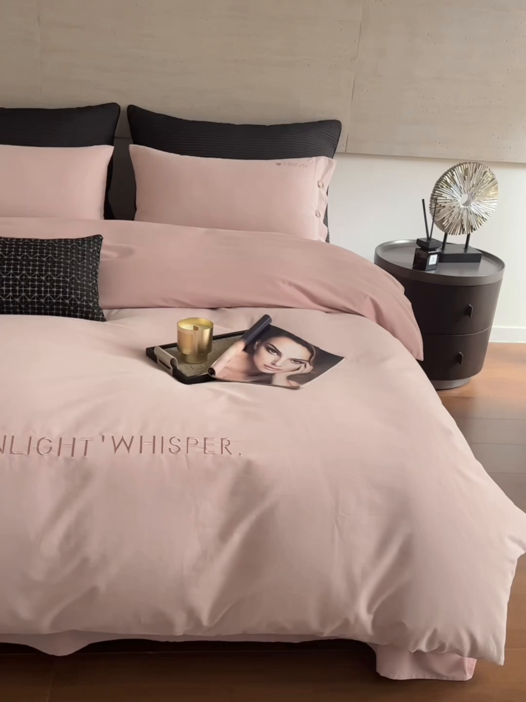 91家纺网 家纺一手货源 找家纺 艾咪-Amy ntmy 2025轻奢高级感纽扣款全棉纯棉加厚磨毛刺绣四件套 漫月桃粉