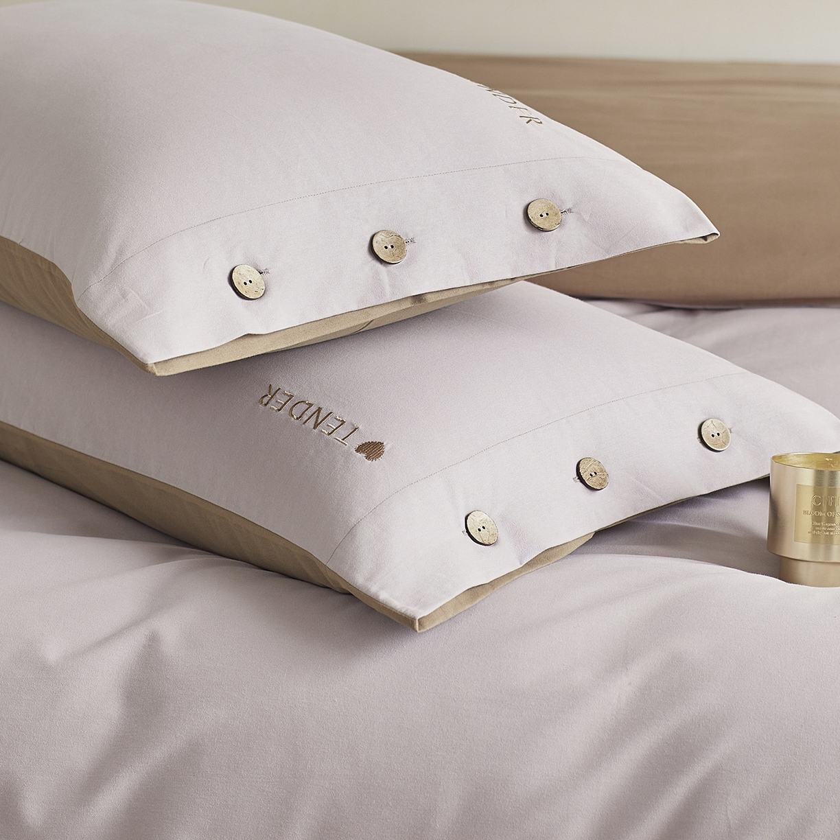 91家纺网 家纺一手货源 找家纺 艾咪-Amy ntmy 2025轻奢高级感纽扣款全棉纯棉加厚磨毛刺绣四件套 漫月紫咖