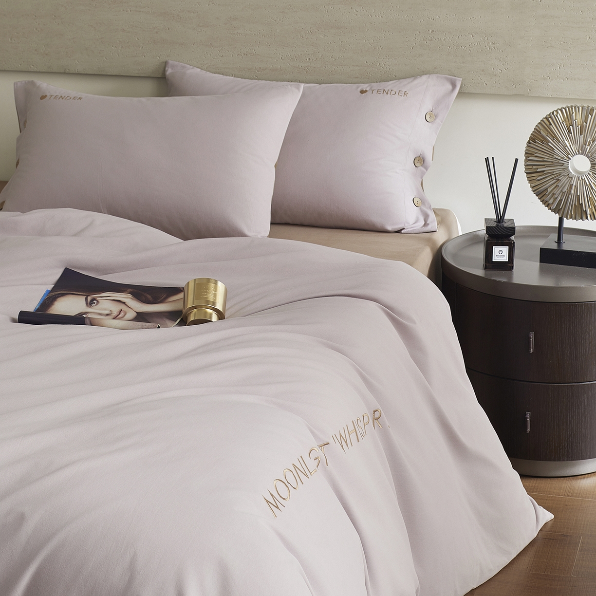 91家纺网 家纺一手货源 找家纺 艾咪-Amy ntmy 2025轻奢高级感纽扣款全棉纯棉加厚磨毛刺绣四件套 漫月紫咖