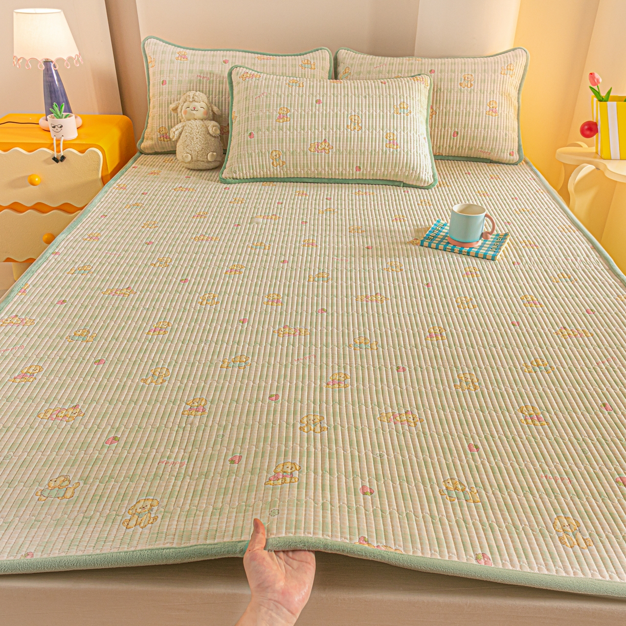 91家纺网 家纺一手货源 找家纺 恒尚居 2025新款A版全棉B版牛奶绒夹棉床褥垫A类四季可用学生床垫-秋冬款三件套系列二 甜心旺旺【A纯棉-B牛奶绒】