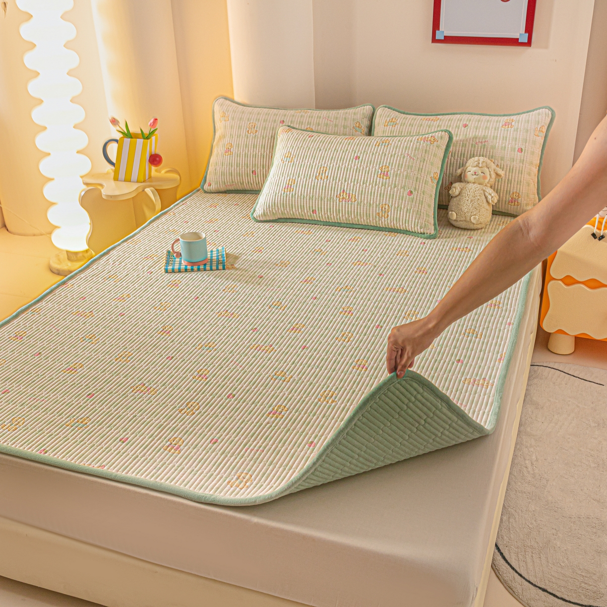 91家纺网 家纺一手货源 找家纺 恒尚居 2025新款A版全棉B版牛奶绒夹棉床褥垫A类四季可用学生床垫-秋冬款三件套系列二 甜心旺旺【A纯棉-B牛奶绒】