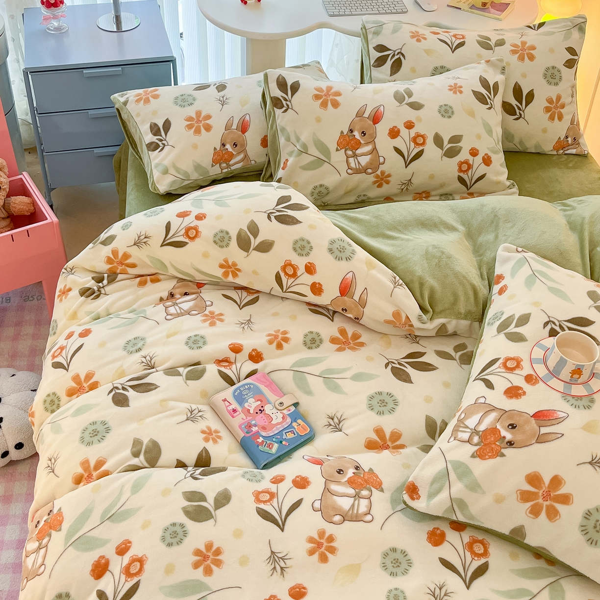 91家纺网 家纺一手货源 找家纺 启发 2025新款高克重小清新牛奶绒印花四件套 田园兔