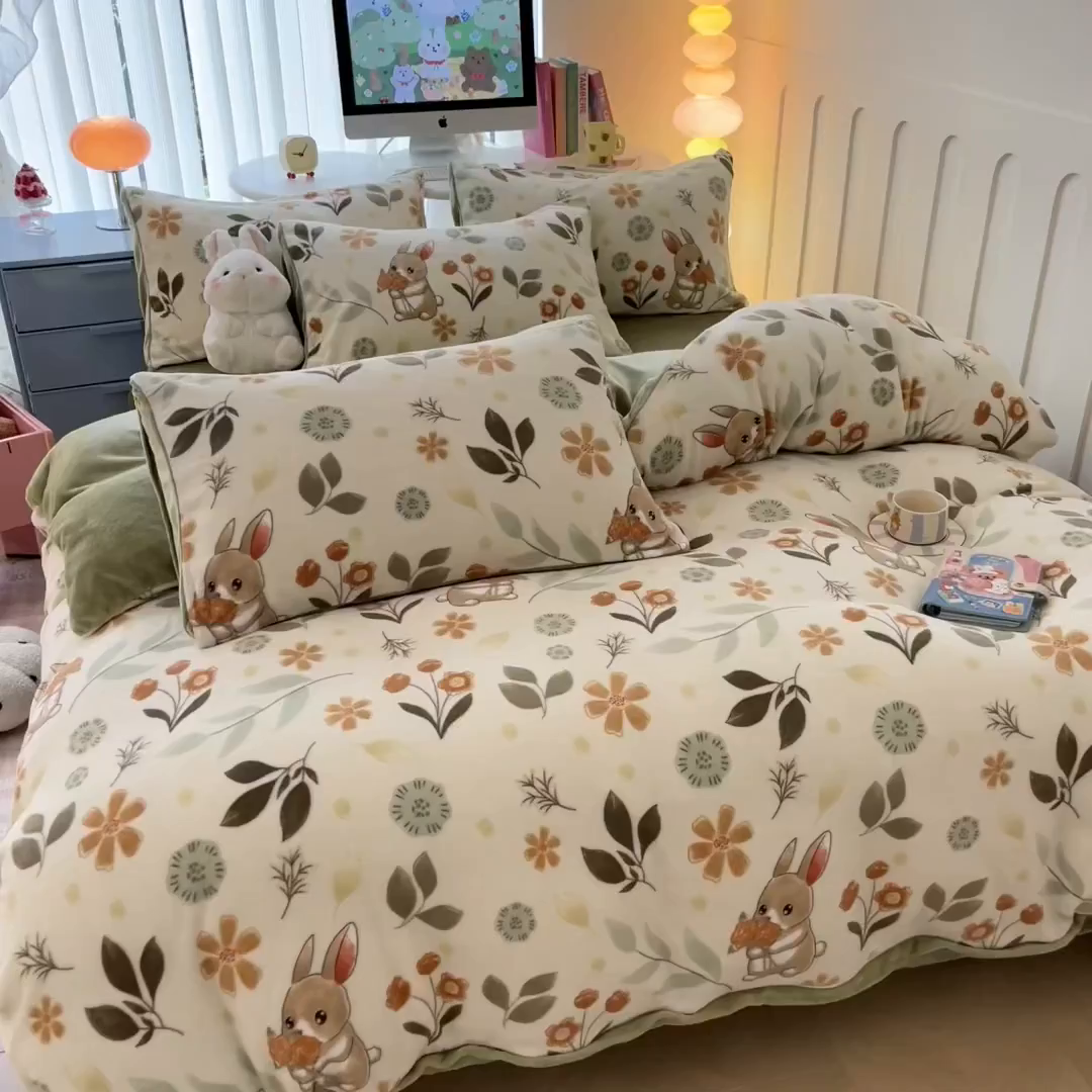 91家纺网 家纺一手货源 找家纺 启发 2025新款高克重小清新牛奶绒印花四件套 田园兔