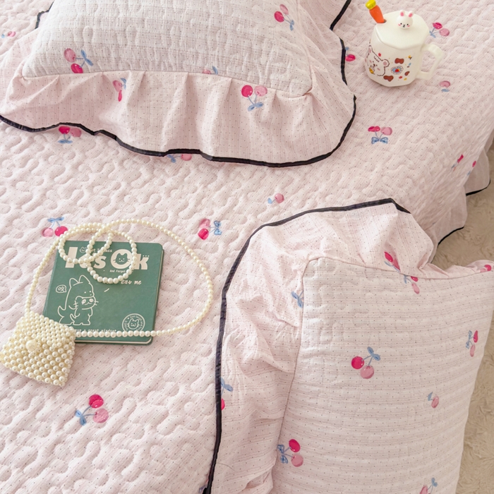 91家纺网 家纺一手货源 找家纺 小萌虎 2025新款A类云感原麻双层纱花边床盖四件套 樱桃格【花边款】