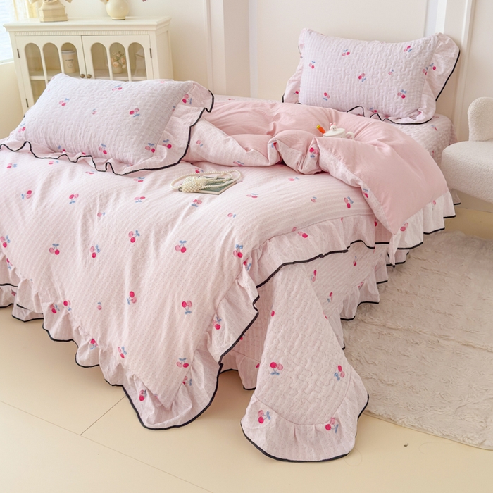 91家纺网 家纺一手货源 找家纺 小萌虎 2025新款A类云感原麻双层纱花边床盖四件套 樱桃格【花边款】