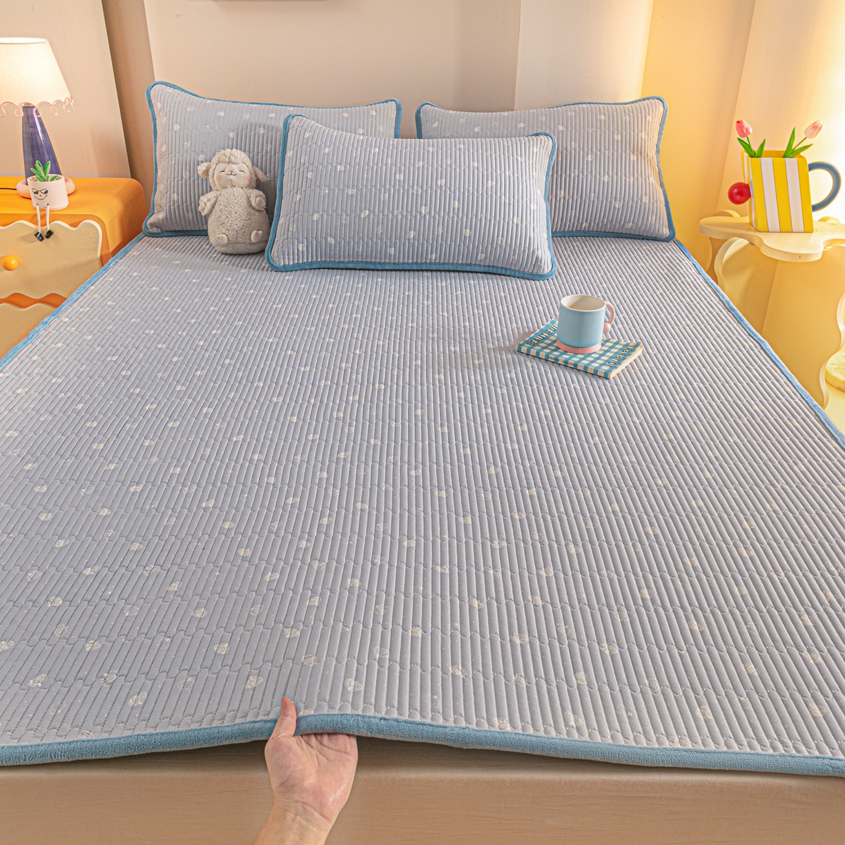 91家纺网 家纺一手货源 找家纺 恒尚居 2025新款A版全棉B版牛奶绒夹棉床褥垫A类四季可用学生床垫-秋冬款三件套系列一 南瓜点点【A纯棉-B牛奶绒】